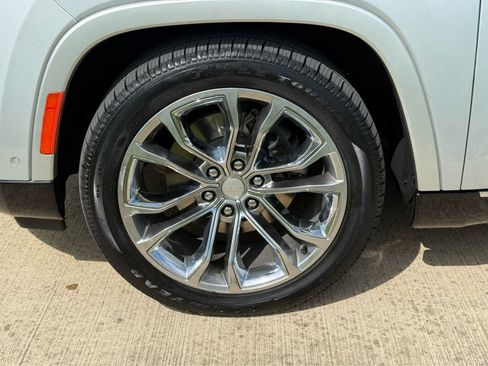 Used 2022 Jeep Grand Wagoneer Series II AWD/4WD image 9