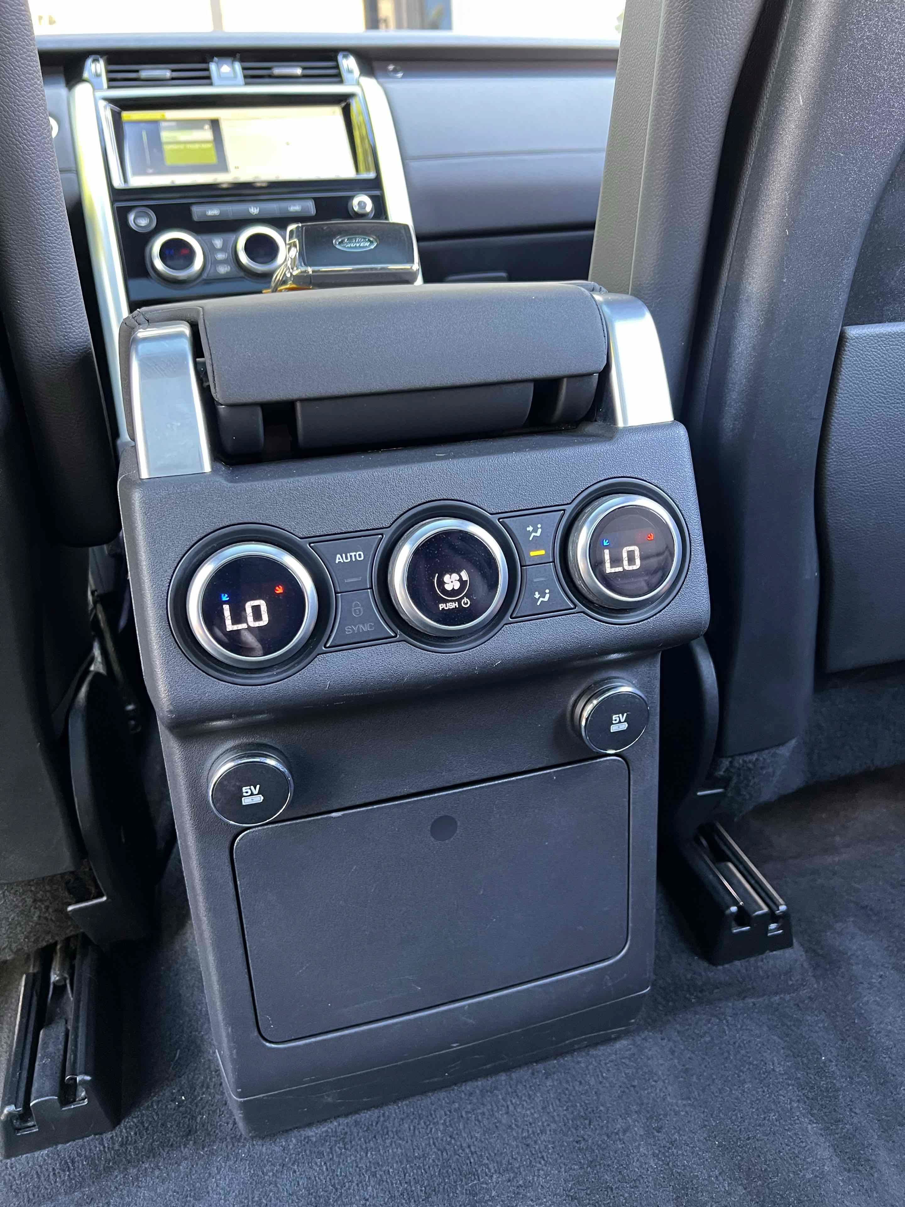 Used 2018 Land Rover Discovery HSE AWD/4WD image 46