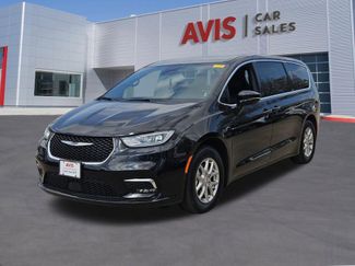 Used 2025 Chrysler Pacifica Select video 1