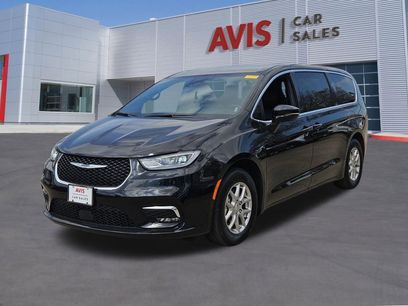 Used 2025 Chrysler Pacifica Select