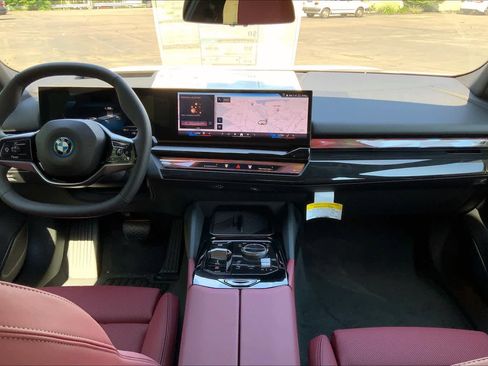 New 2024 BMW i5 eDrive40i w/ Premium Package image 5