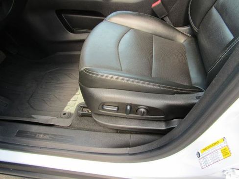 Used 2022 GMC Terrain SLT w/ LPO, Floor Liner Package AWD/4WD image 15
