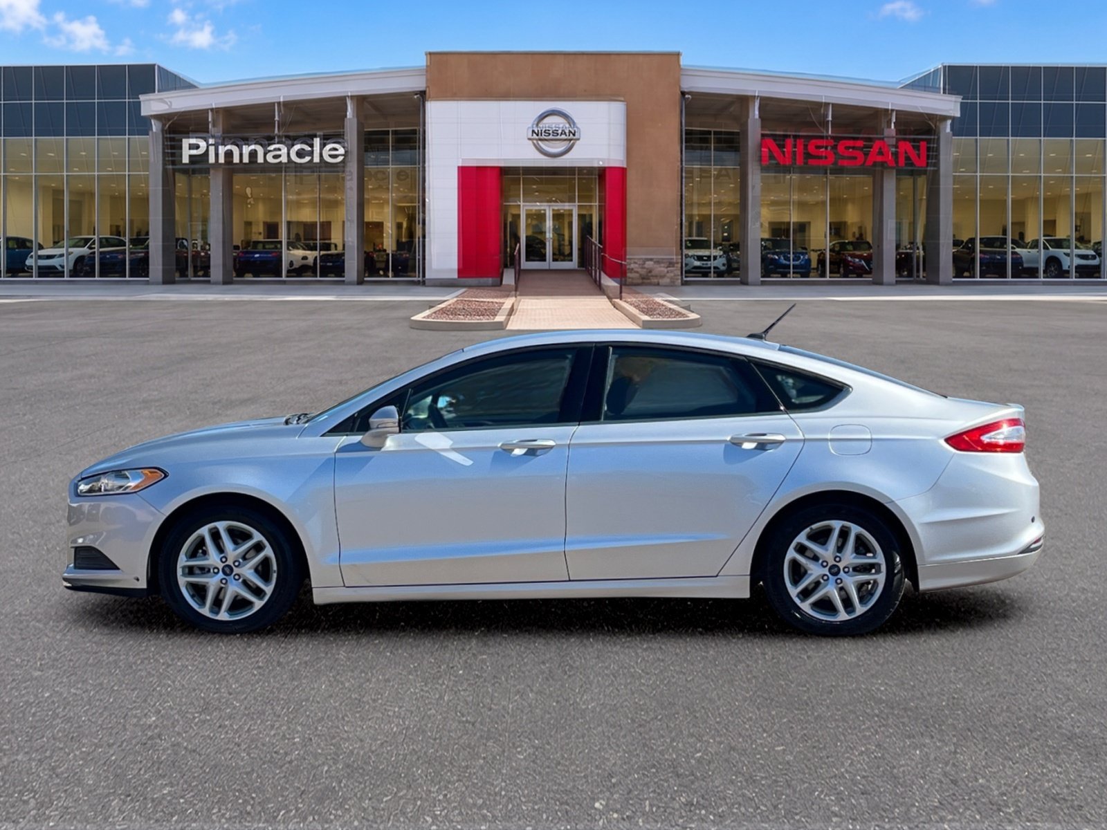 Used 2016 Ford Fusion SE FWD image 3