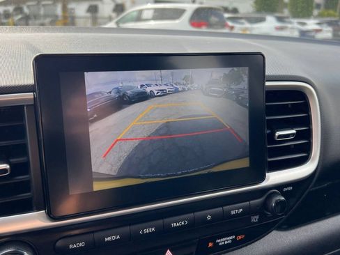 Used 2025 Hyundai Venue SEL FWD image 21