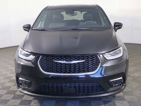 Used 2025 Chrysler Pacifica Select image 10