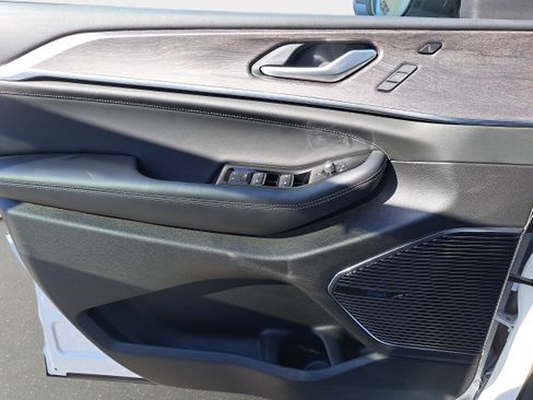 Used 2023 Jeep Grand Cherokee Overland w/ Advanced Protech Group III image 26