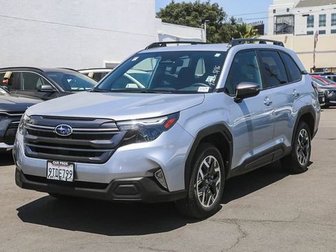 Used 2025 Subaru Forester Premium AWD/4WD image 5