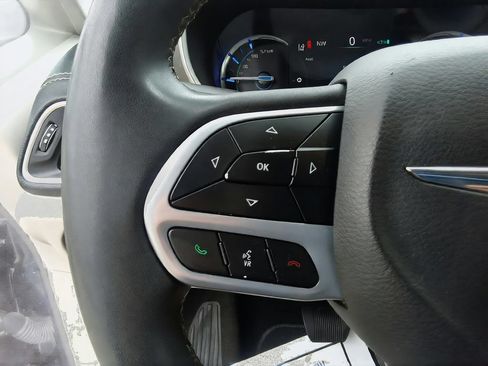 Used 2022 Chrysler Pacifica Touring-L FWD image 24