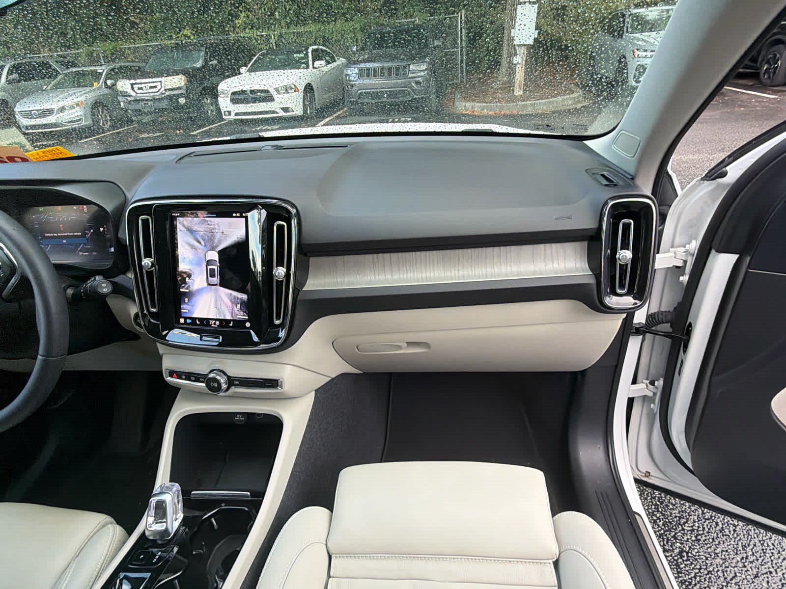 Certified 2024 Volvo XC40 B5 Plus AWD/4WD image 21