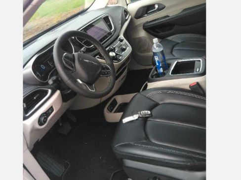 Used 2023 Chrysler Pacifica Touring-L FWD image 7