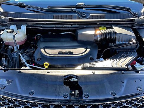 Used 2022 Chrysler Pacifica Touring-L image 10