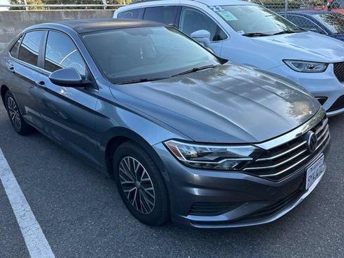 Used 2019 Volkswagen Jetta SE FWD image 2