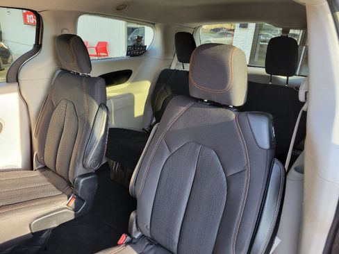 Used 2017 Chrysler Pacifica Touring w/ Tire & Wheel Group image 7