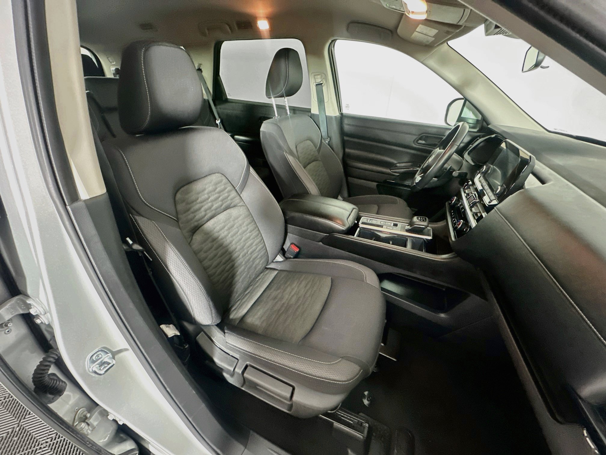 Used 2025 Nissan Pathfinder SV FWD image 32