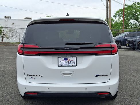 Certified 2024 Chrysler Pacifica Limited FWD image 6