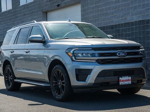 Used 2022 Ford Expedition XLT AWD/4WD image 2