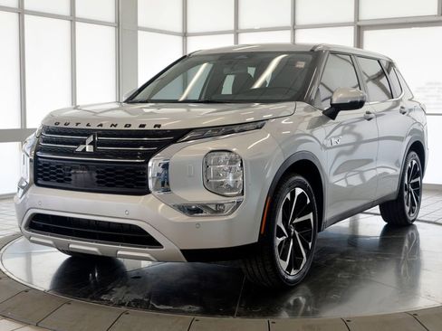 Used 2025 Mitsubishi Outlander SE image 4