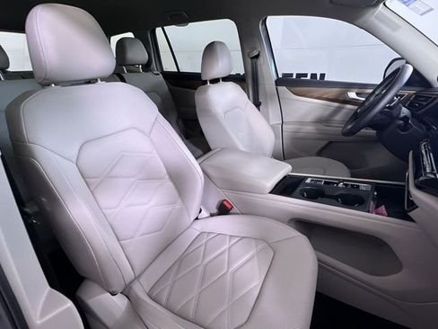 Used 2025 Volkswagen Atlas SE image 27