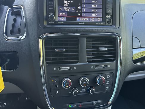 Used 2017 Dodge Grand Caravan SXT FWD image 18