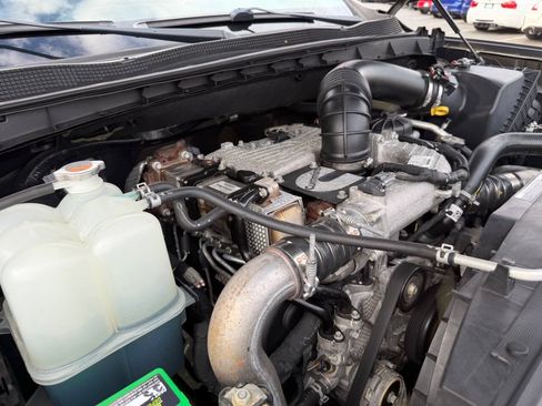 Used 2017 Nissan Titan SV AWD/4WD image 11