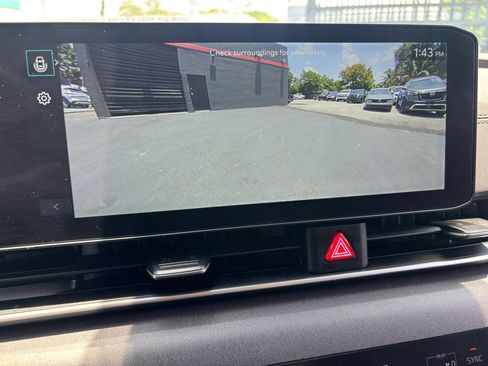 Used 2025 Kia Carnival EX FWD image 18