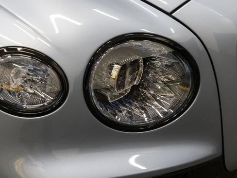 Used 2024 Bentley Flying Spur Plug-In Hybrid AWD/4WD image 27