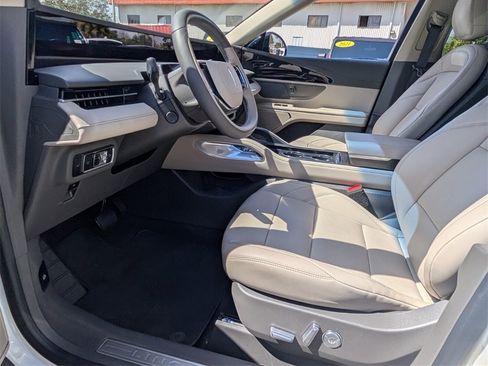 Used 2024 Lincoln Nautilus Premier image 11