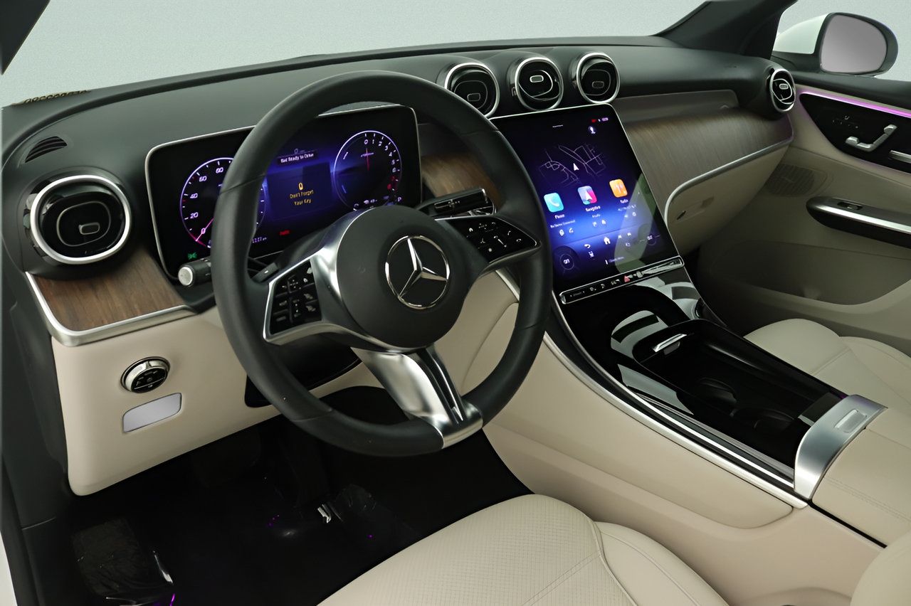 Used 2025 Mercedes-Benz GLC 350e 4MATIC image 14
