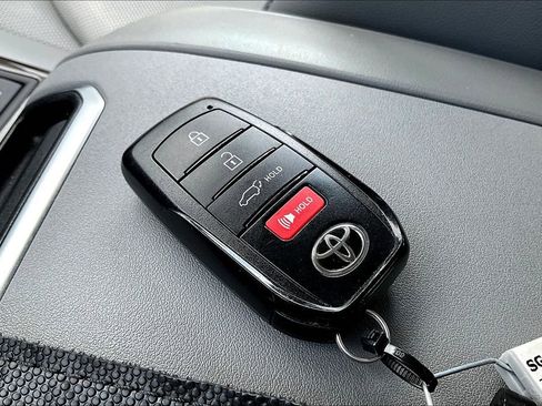 Used 2024 Toyota Highlander Limited image 11