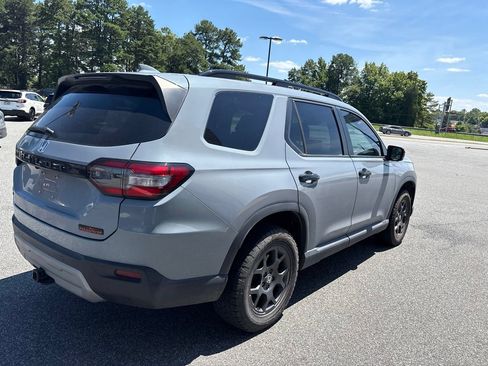 Used 2025 Honda Pilot TrailSport image 9