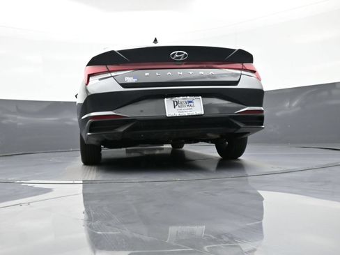 Certified 2021 Hyundai Elantra SE FWD image 30