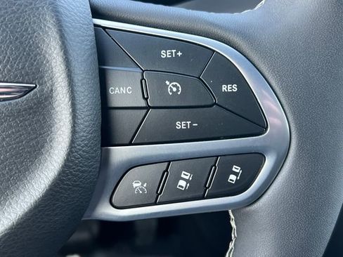 Used 2025 Chrysler Pacifica Select image 21