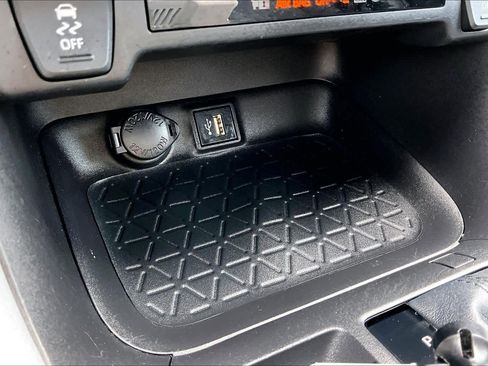 Used 2023 Toyota RAV4 XLE Premium image 31