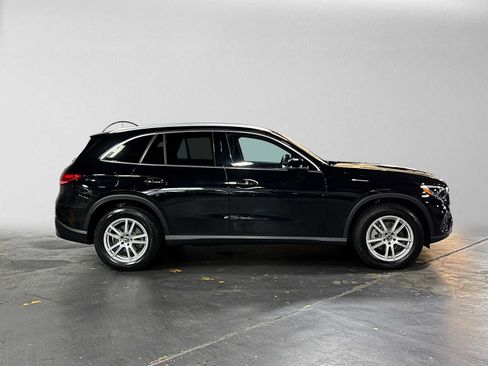 Used 2025 Mercedes-Benz GLC 300 4MATIC image 2