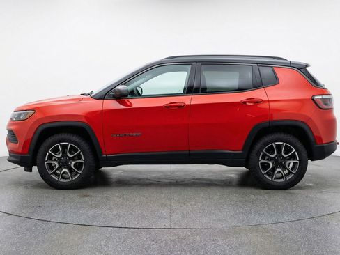 Used 2025 Jeep Compass Trailhawk image 5