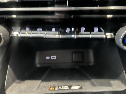 Used 2025 Chevrolet Traverse Z71 image 17