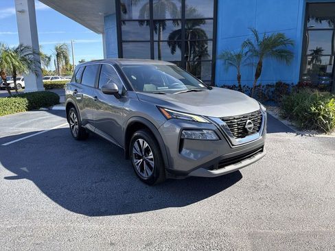 Used 2023 Nissan Rogue SV image 2
