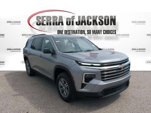 Used 2026 Chevrolet Traverse LT w/ Driver Confidence Package FWD image 2