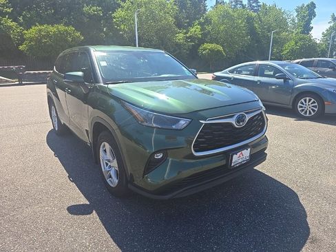 Used 2023 Toyota Highlander LE AWD/4WD image 3