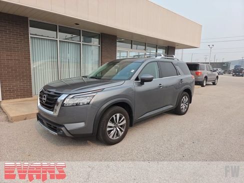 Used 2022 Nissan Pathfinder SL AWD/4WD image 3
