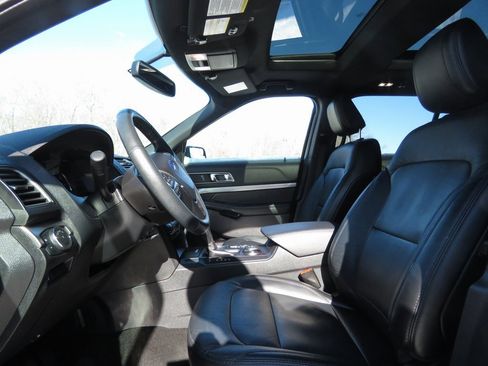 Used 2018 Ford Explorer XLT w/ Equipment Group 202A image 10