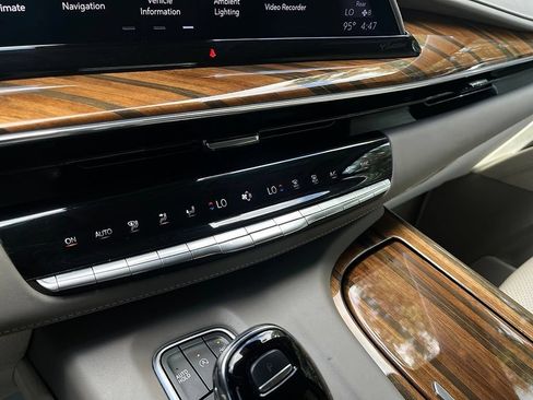 Used 2024 Cadillac Escalade ESV Premium Luxury Platinum AWD/4WD image 24