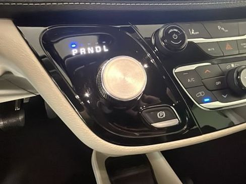 Used 2023 Chrysler Pacifica Touring-L FWD image 21