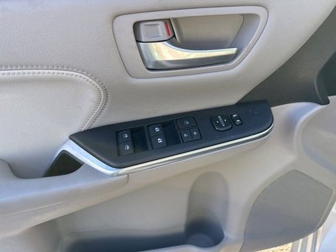 Used 2016 Toyota Camry XLE image 15