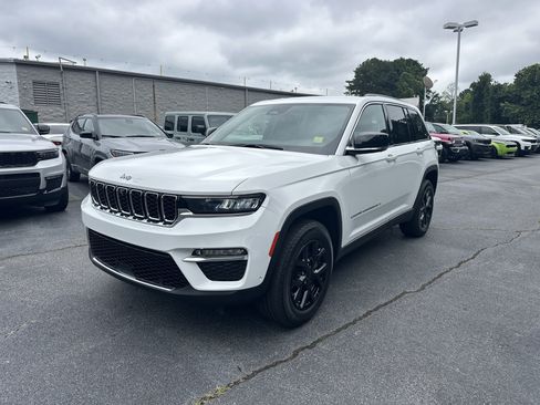 Used 2024 Jeep Grand Cherokee Limited w/ Luxury Tech Group II RWD image 5