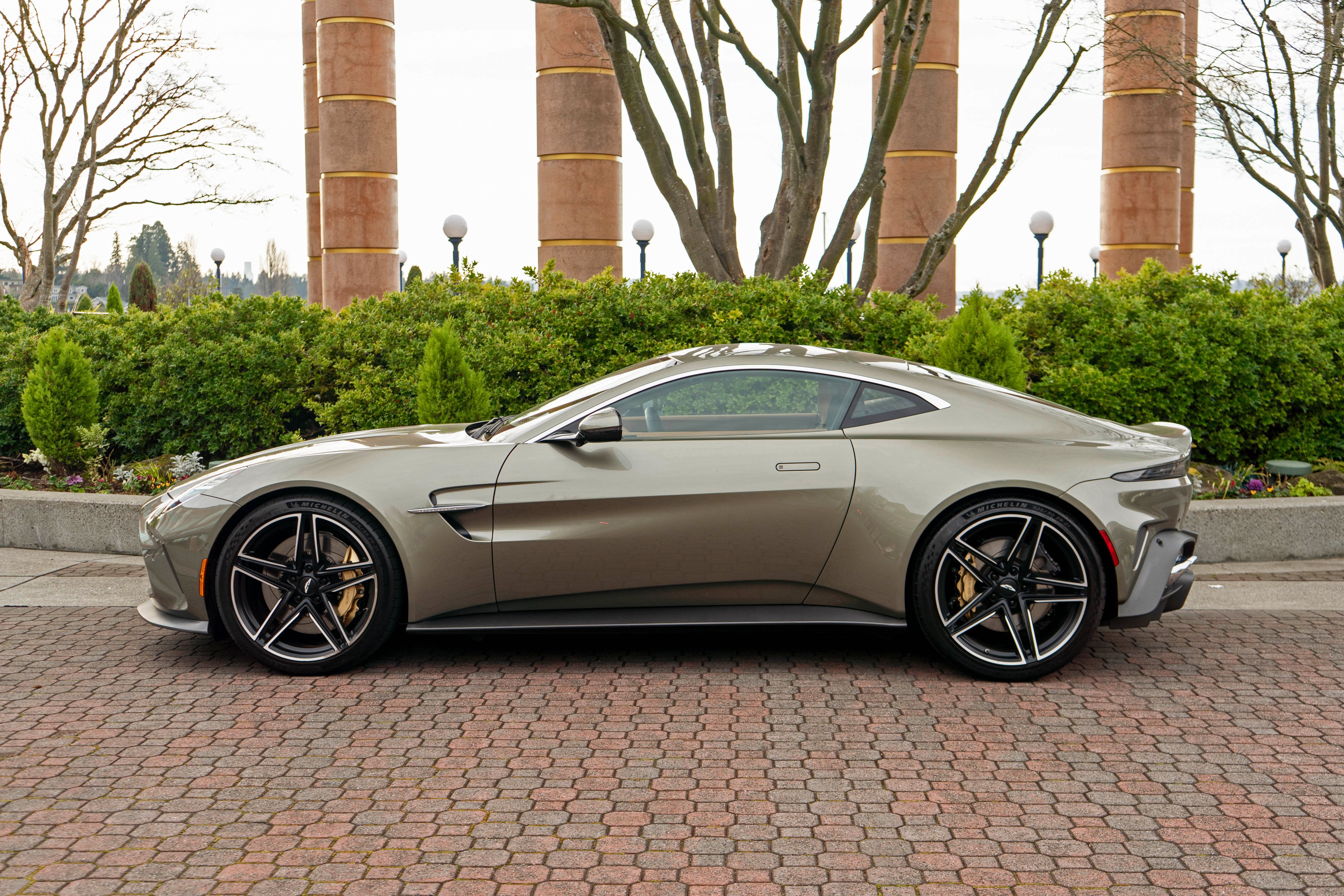 Used 2025 Aston Martin V8 Vantage Coupe RWD image 29