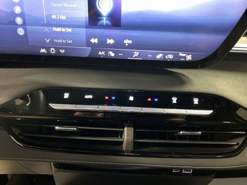 Used 2025 Buick Enclave Preferred image 19