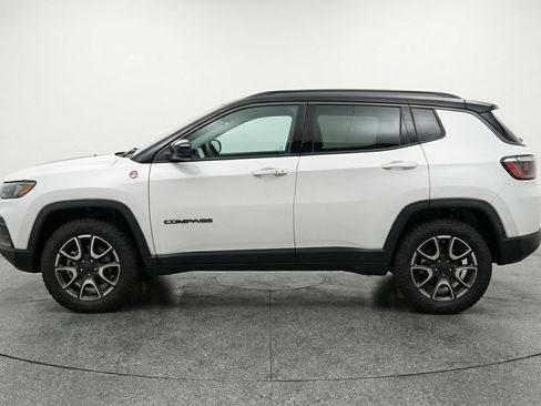 Used 2025 Jeep Compass Trailhawk image 5