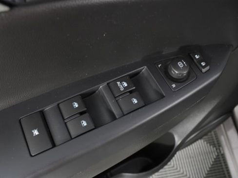 Used 2012 Chevrolet Captiva Sport LT w/ Convenience Package image 12