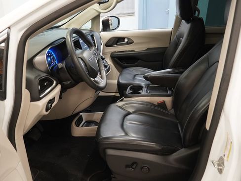 Used 2023 Chrysler Pacifica Touring-L FWD image 4